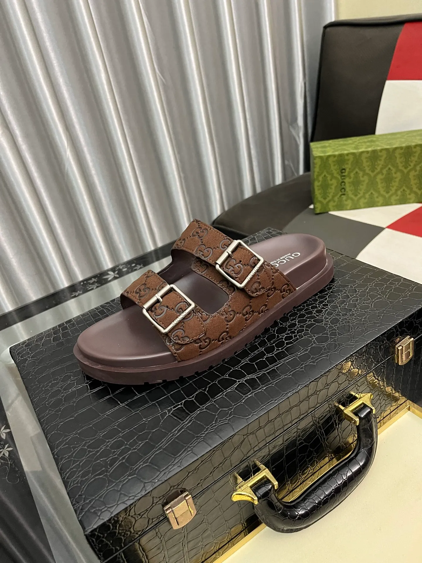 Men's shoes 💰340⌚️⌚️ (gucci-Gucci) New men's slippers, high-end boutique, made of cowhide, with exquisite embossed logo decoration on the upper, fine workmanship, super soft soles, casual, loose and comfortable, a must-have in summer! \nsize：38-44